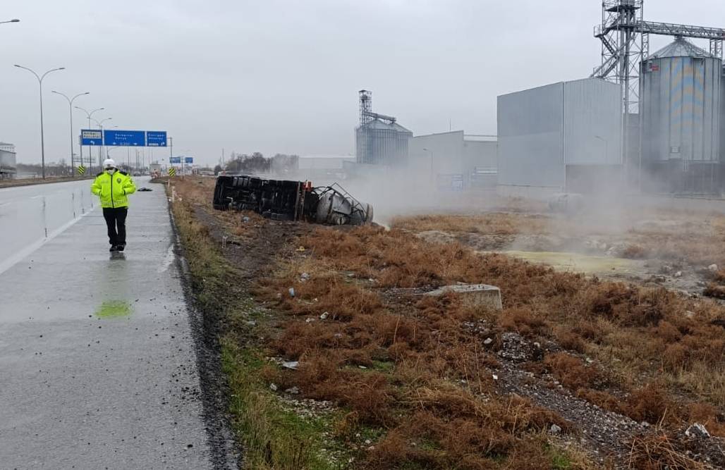 Konya’da asit yüklü tankerin devrilme anı kamerada 4